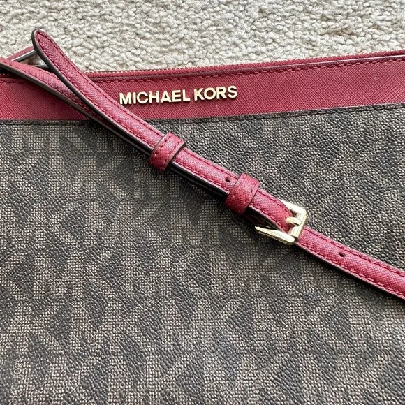 Michael Kors JET SET TRAVEL Monogram Crossbody Bag With Removable Wristlet - Picture 6 of 13